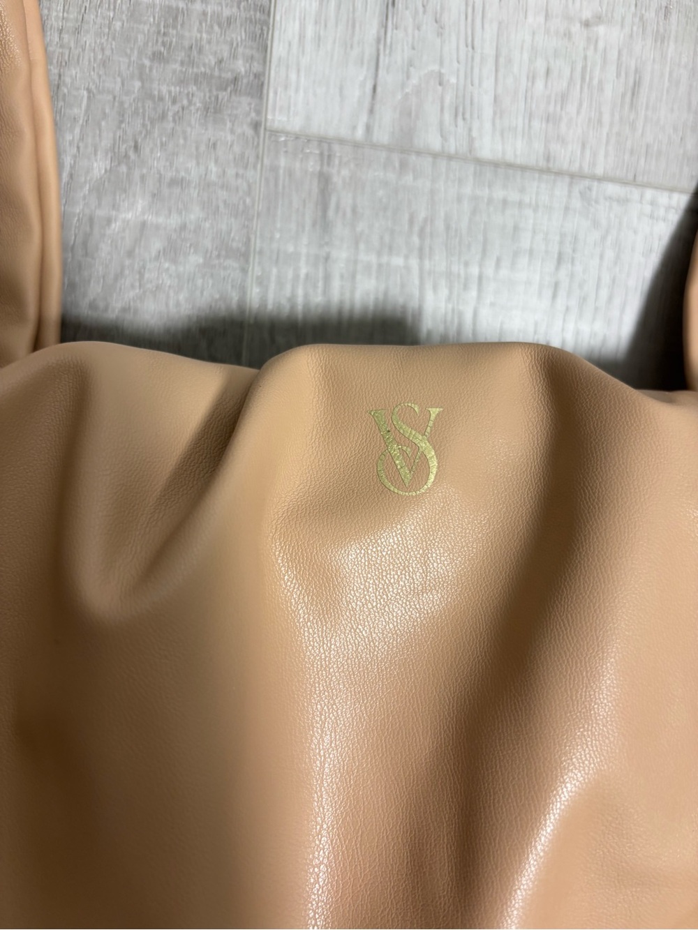 Victoria’s Secret Nude Faux Leather Ruched Drawstring Tote Bag NWT - Picture 4 of 11